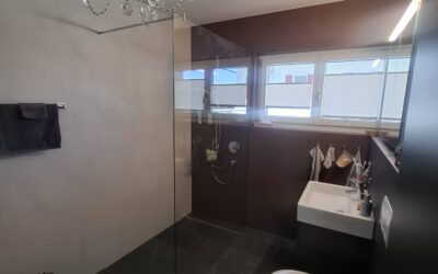 Badumbau mit Fokus auf Eleganz und offenem Raumdesign