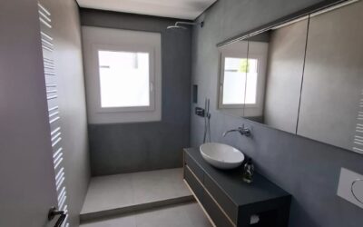 Moderner Badzimmerumbau im Urban-Stil mit offener Dusche